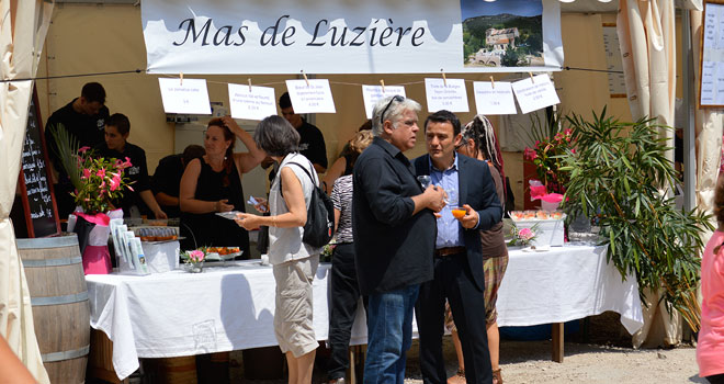 Au cœur de ce petit village et à côté du château, des échoppes gourmandes attendaient les visiteurs.